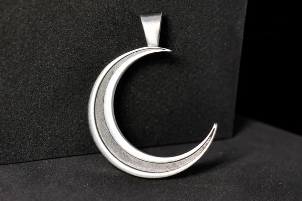 binder jetting 3d printed jewelry_moon shaped pendant